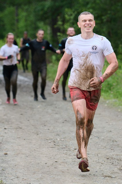 Фоторепортаж с забега Стальной характер в Сургуте, 5 июля 2025. Репортажный и семейный фотограф — Шелихов Сергей
