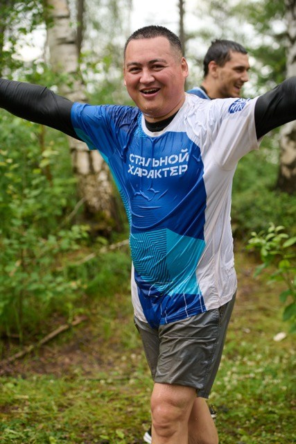 Фоторепортаж с забега Стальной характер в Сургуте, 5 июля 2025. Репортажный и семейный фотограф — Шелихов Сергей