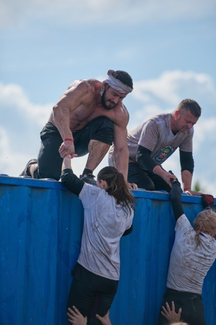 Фоторепортаж с забега Стальной характер в Сургуте, 5 июля 2025. Репортажный и семейный фотограф — Шелихов Сергей