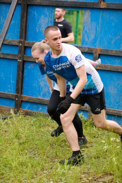 Фоторепортаж с забега Стальной характер в Сургуте, 5 июля 2025. Репортажный и семейный фотограф — Шелихов Сергей