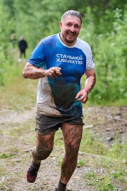Фоторепортаж с забега Стальной характер в Сургуте, 5 июля 2025. Репортажный и семейный фотограф — Шелихов Сергей