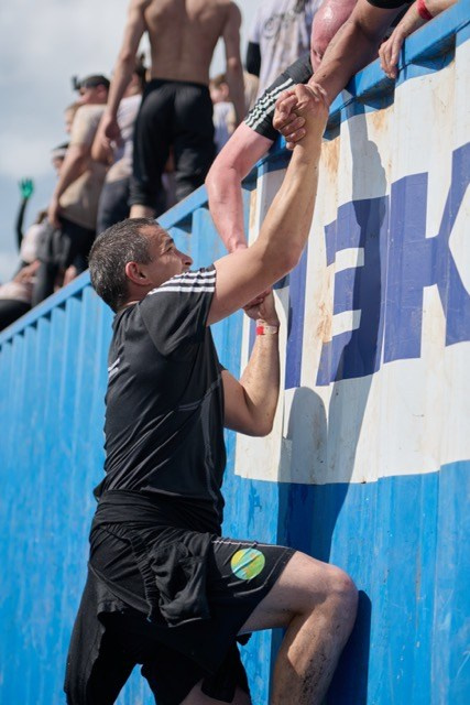Фоторепортаж с забега Стальной характер в Сургуте, 5 июля 2025. Репортажный и семейный фотограф — Шелихов Сергей