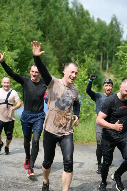 Фоторепортаж с забега Стальной характер в Сургуте, 5 июля 2025. Репортажный и семейный фотограф — Шелихов Сергей