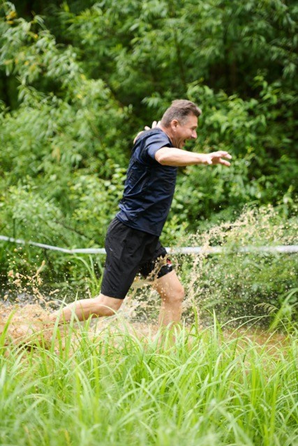 Фоторепортаж с забега Стальной характер в Сургуте, 5 июля 2025. Репортажный и семейный фотограф — Шелихов Сергей