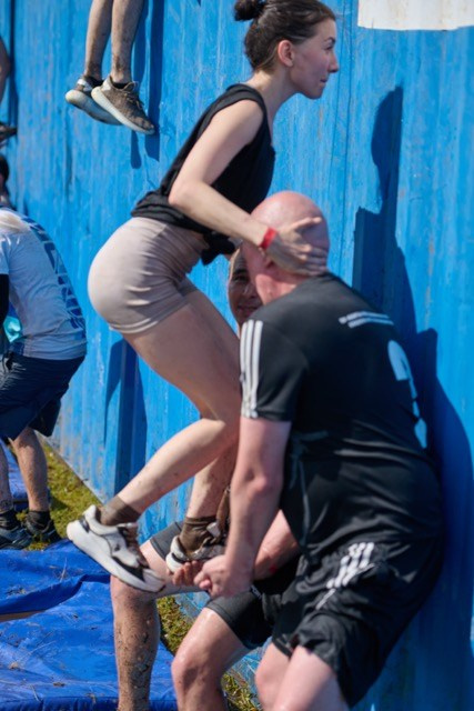 Фоторепортаж с забега Стальной характер в Сургуте, 5 июля 2025. Репортажный и семейный фотограф — Шелихов Сергей