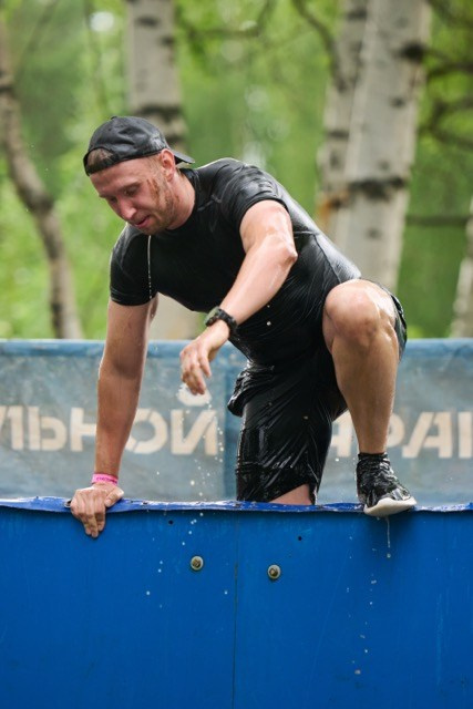 Фоторепортаж с забега Стальной характер в Сургуте, 5 июля 2025. Репортажный и семейный фотограф — Шелихов Сергей