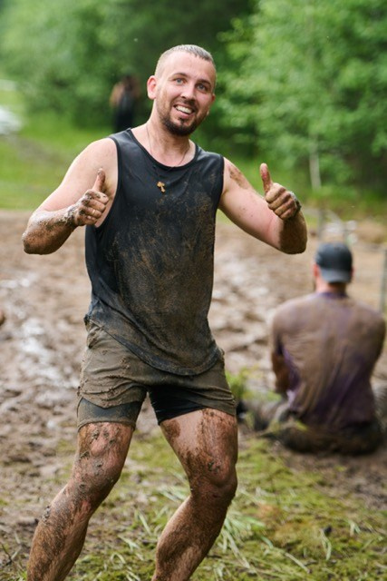 Фоторепортаж с забега Стальной характер в Сургуте, 5 июля 2025. Репортажный и семейный фотограф — Шелихов Сергей