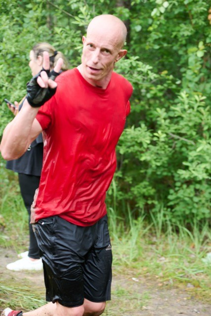 Фоторепортаж с забега Стальной характер в Сургуте, 5 июля 2025. Репортажный и семейный фотограф — Шелихов Сергей