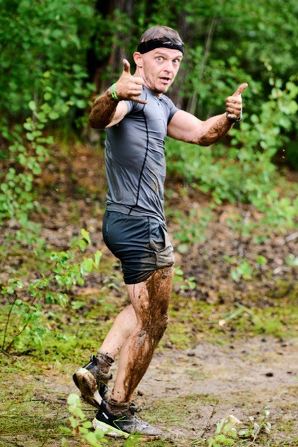 Фоторепортаж с забега Стальной характер в Сургуте, 5 июля 2025. Репортажный и семейный фотограф — Шелихов Сергей