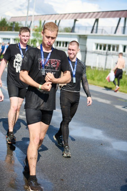 Фоторепортаж с забега Стальной характер в Сургуте, 5 июля 2025. Репортажный и семейный фотограф — Шелихов Сергей