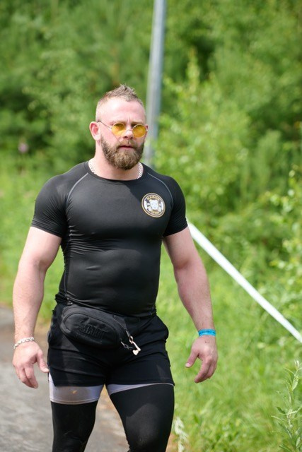 Фоторепортаж с забега Стальной характер в Сургуте, 5 июля 2025. Репортажный и семейный фотограф — Шелихов Сергей