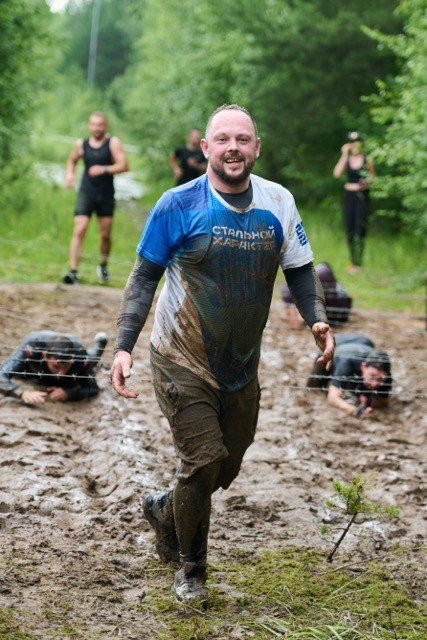 Фоторепортаж с забега Стальной характер в Сургуте, 5 июля 2025. Репортажный и семейный фотограф — Шелихов Сергей