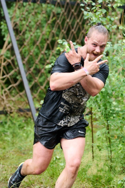 Фоторепортаж с забега Стальной характер в Сургуте, 5 июля 2025. Репортажный и семейный фотограф — Шелихов Сергей