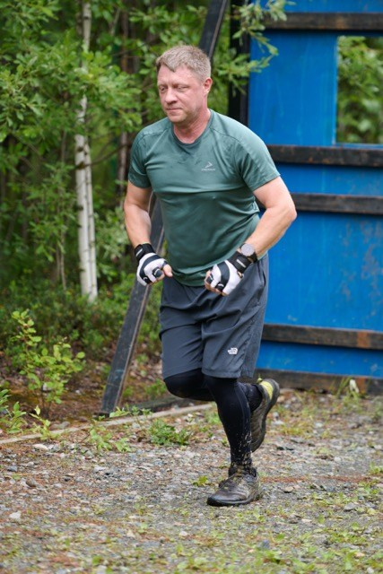 Фоторепортаж с забега Стальной характер в Сургуте, 5 июля 2025. Репортажный и семейный фотограф — Шелихов Сергей