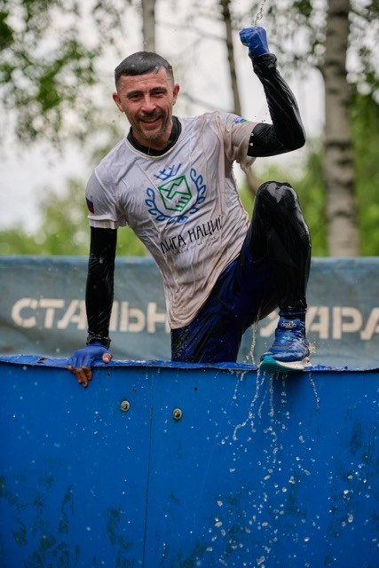 Фоторепортаж с забега Стальной характер в Сургуте, 5 июля 2025. Репортажный и семейный фотограф — Шелихов Сергей