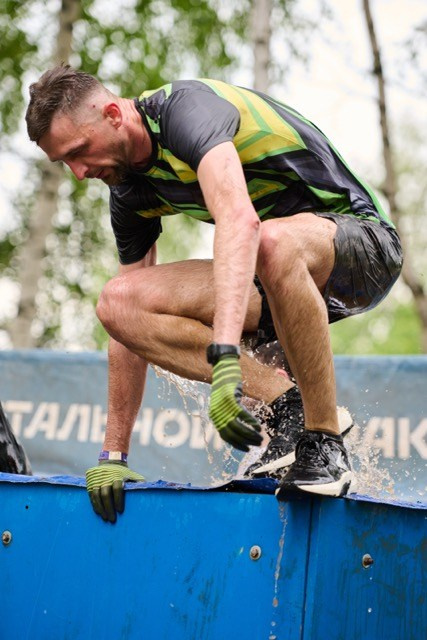 Фоторепортаж с забега Стальной характер в Сургуте, 5 июля 2025. Репортажный и семейный фотограф — Шелихов Сергей