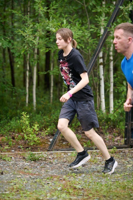 Фоторепортаж с забега Стальной характер в Сургуте, 5 июля 2025. Репортажный и семейный фотограф — Шелихов Сергей