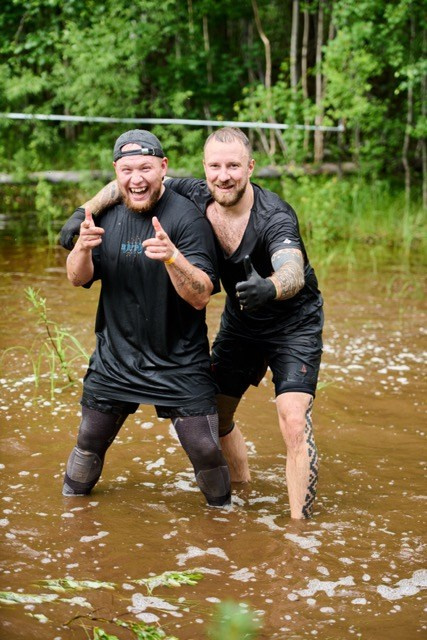 Фоторепортаж с забега Стальной характер в Сургуте, 5 июля 2025. Репортажный и семейный фотограф — Шелихов Сергей
