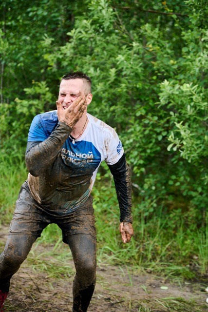 Фоторепортаж с забега Стальной характер в Сургуте, 5 июля 2025. Репортажный и семейный фотограф — Шелихов Сергей