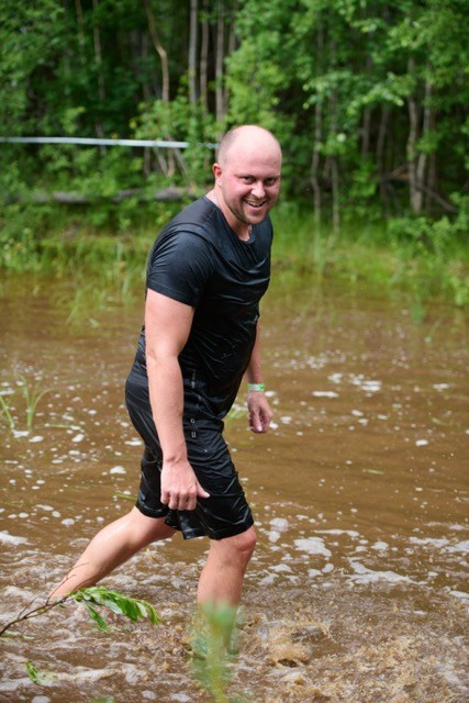 Фоторепортаж с забега Стальной характер в Сургуте, 5 июля 2025. Репортажный и семейный фотограф — Шелихов Сергей