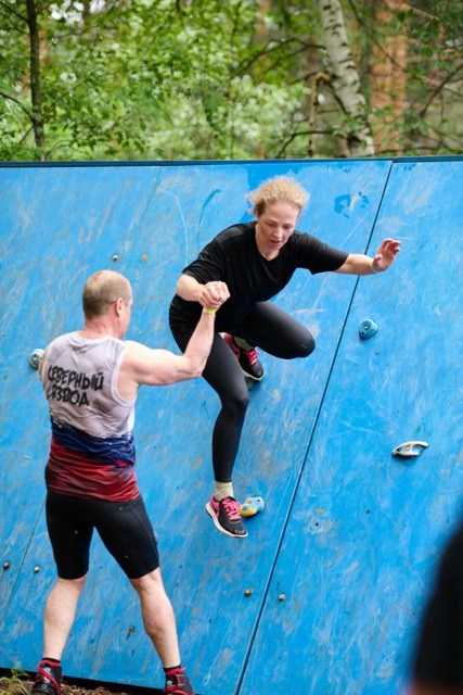 Фоторепортаж с забега Стальной характер в Сургуте, 5 июля 2025. Репортажный и семейный фотограф — Шелихов Сергей