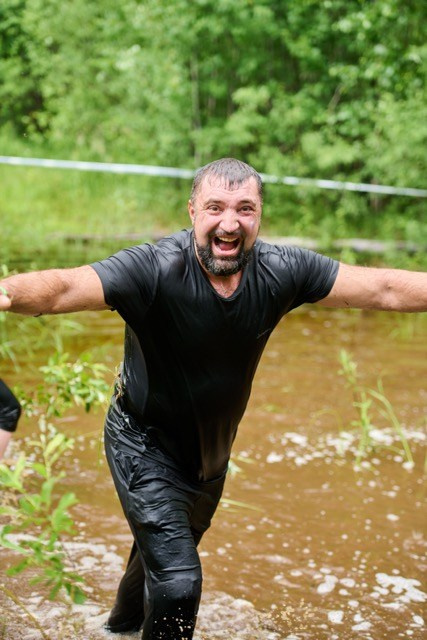 Фоторепортаж с забега Стальной характер в Сургуте, 5 июля 2025. Репортажный и семейный фотограф — Шелихов Сергей