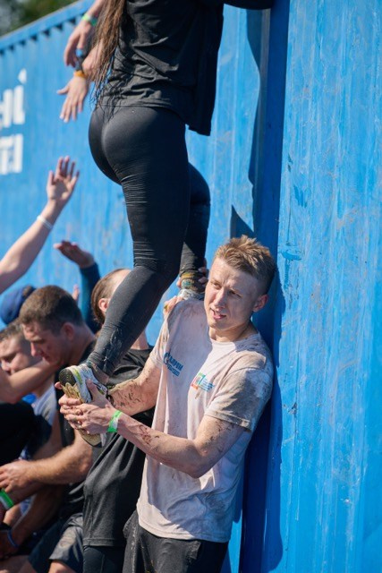 Фоторепортаж с забега Стальной характер в Сургуте, 5 июля 2025. Репортажный и семейный фотограф — Шелихов Сергей