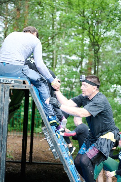 Фоторепортаж с забега Стальной характер в Сургуте, 5 июля 2025. Репортажный и семейный фотограф — Шелихов Сергей