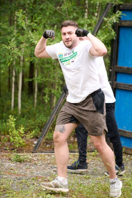 Фоторепортаж с забега Стальной характер в Сургуте, 5 июля 2025. Репортажный и семейный фотограф — Шелихов Сергей