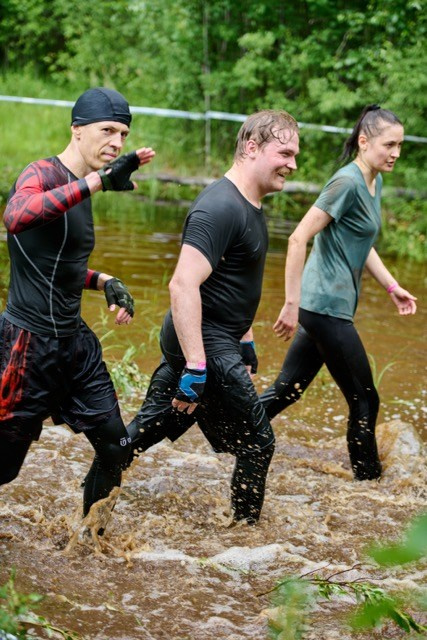 Фоторепортаж с забега Стальной характер в Сургуте, 5 июля 2025. Репортажный и семейный фотограф — Шелихов Сергей