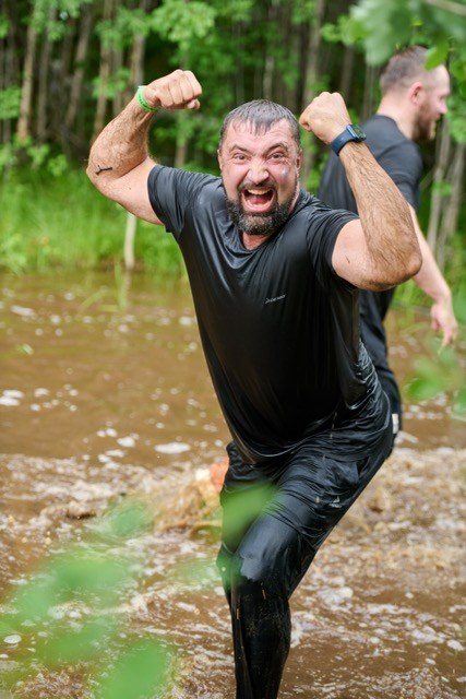 Фоторепортаж с забега Стальной характер в Сургуте, 5 июля 2025. Репортажный и семейный фотограф — Шелихов Сергей