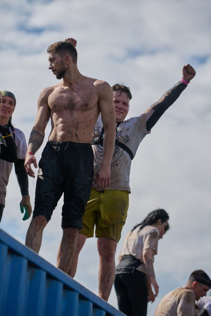 Фоторепортаж с забега Стальной характер в Сургуте, 5 июля 2025. Репортажный и семейный фотограф — Шелихов Сергей