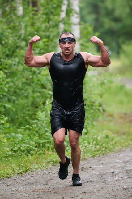 Фоторепортаж с забега Стальной характер в Сургуте, 5 июля 2025. Репортажный и семейный фотограф — Шелихов Сергей