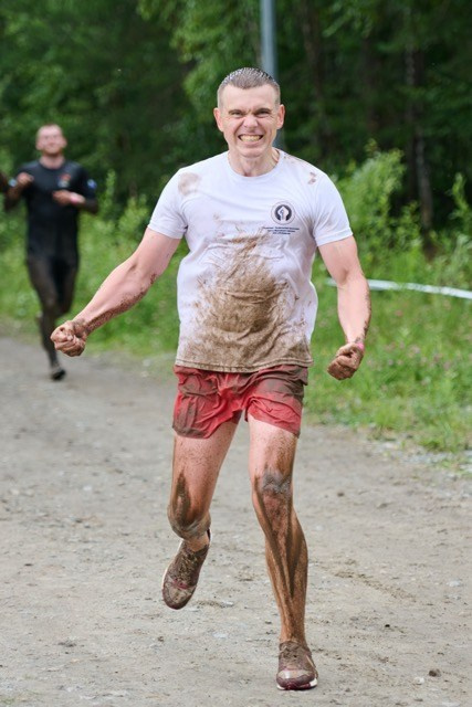 Фоторепортаж с забега Стальной характер в Сургуте, 5 июля 2025. Репортажный и семейный фотограф — Шелихов Сергей