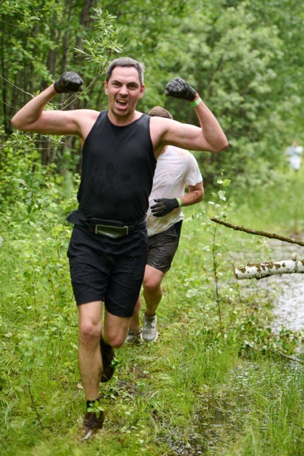 Фоторепортаж с забега Стальной характер в Сургуте, 5 июля 2025. Репортажный и семейный фотограф — Шелихов Сергей