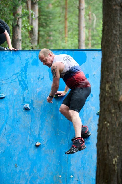 Фоторепортаж с забега Стальной характер в Сургуте, 5 июля 2025. Репортажный и семейный фотограф — Шелихов Сергей