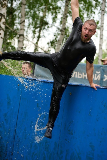 Фоторепортаж с забега Стальной характер в Сургуте, 5 июля 2025. Репортажный и семейный фотограф — Шелихов Сергей
