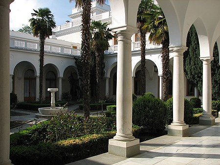 Локации для фотосессии в Ялте. Профессиональная фотосъемка в Крыму. Натуральные эмоции и живые кадры. Забронируйте дату прямо сейчас!