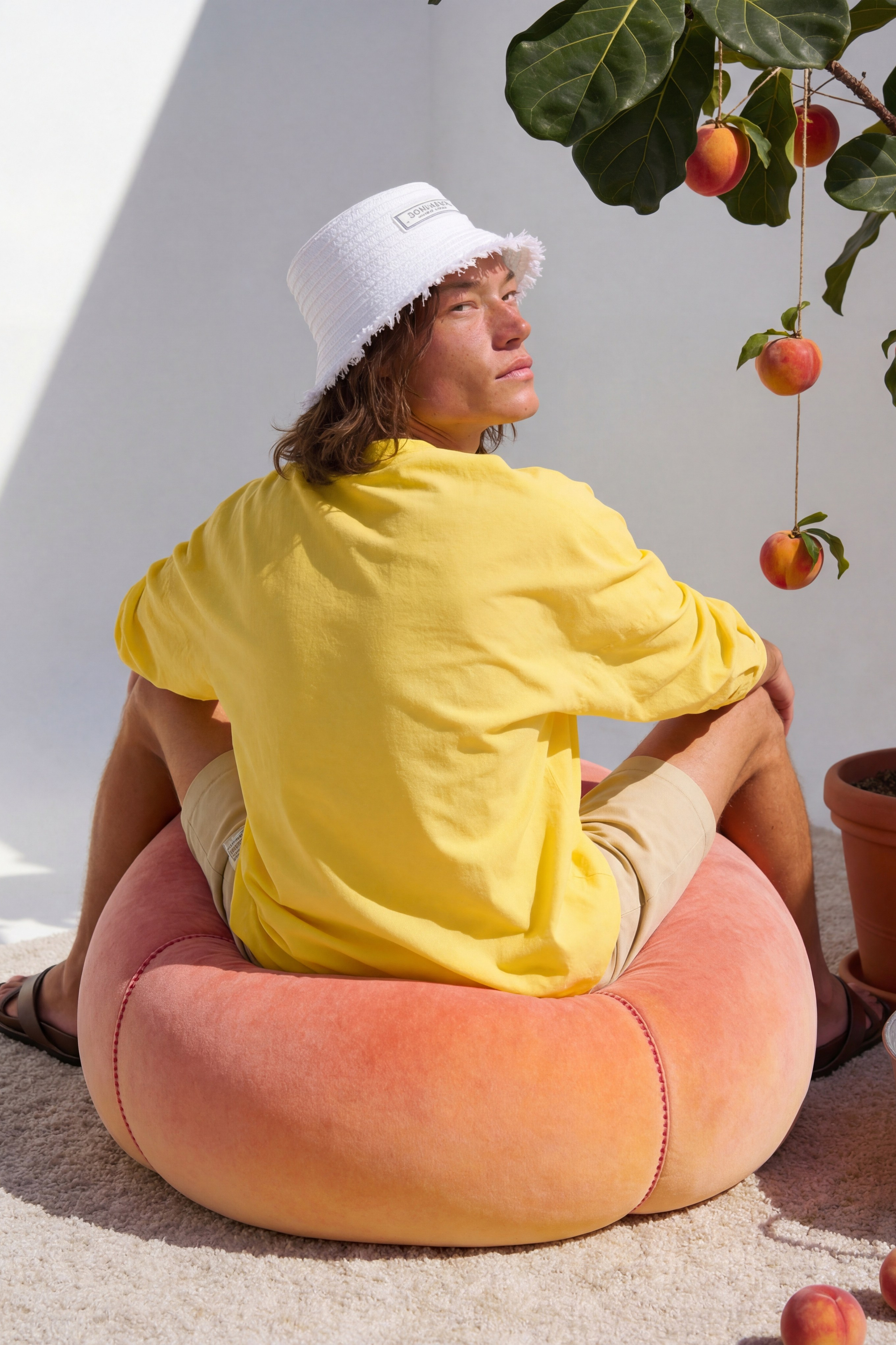 Мальчик с персиками — Jacquemus AI-кампания | jl.art.ai.lab. Анна Карчмит — AI-художник. Эдиториал, нейрофотосессия и контент для fashion и beauty брендов