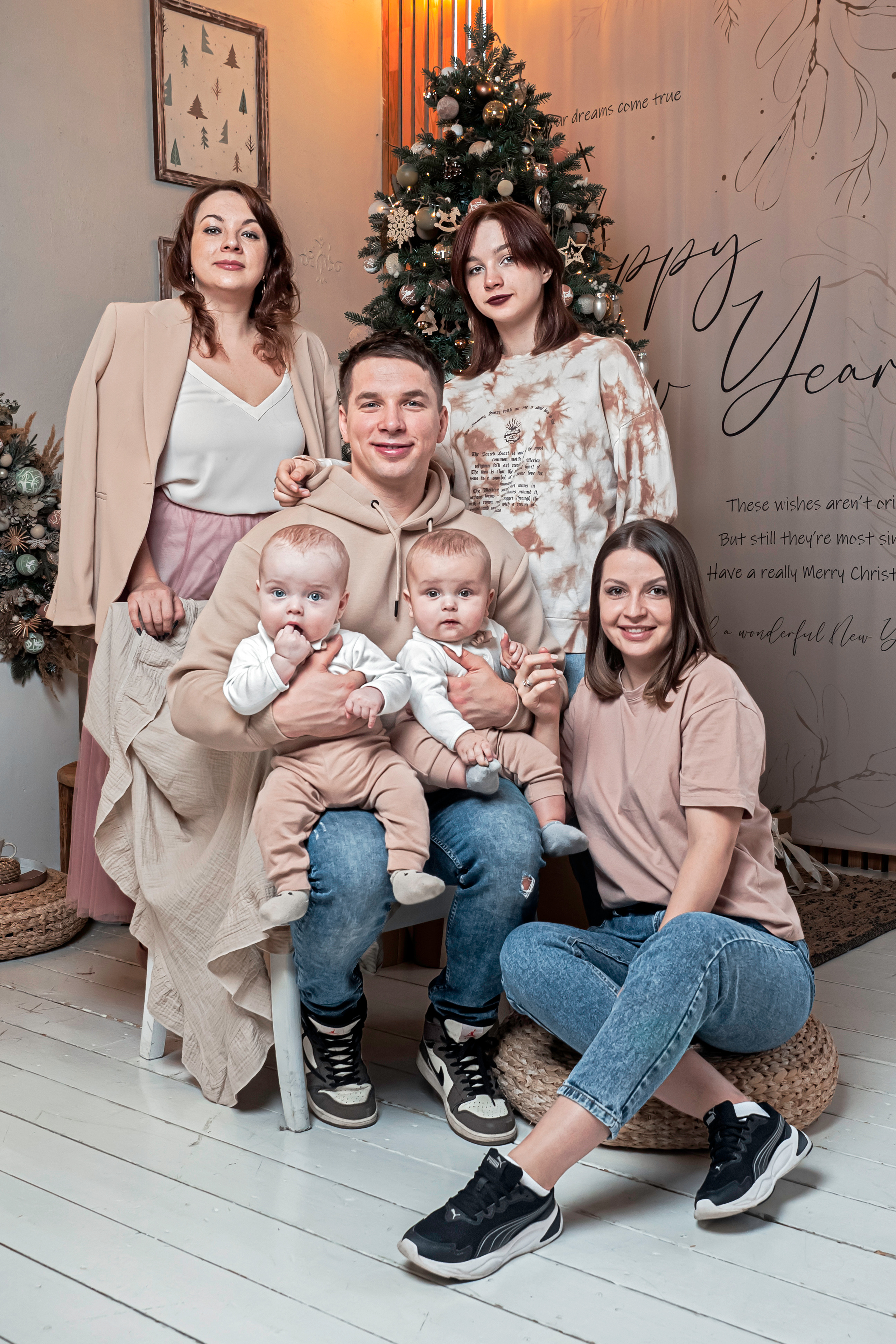 Александра, Кристина, Алексей, Дарья с малышами