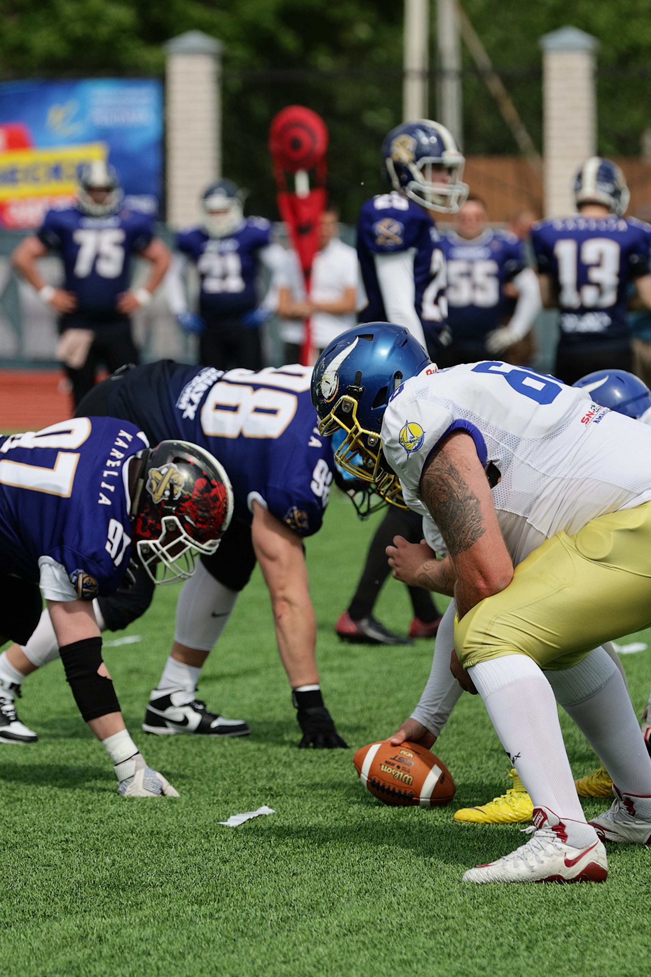 Постановочная фотосъемка у банера на мероприятии