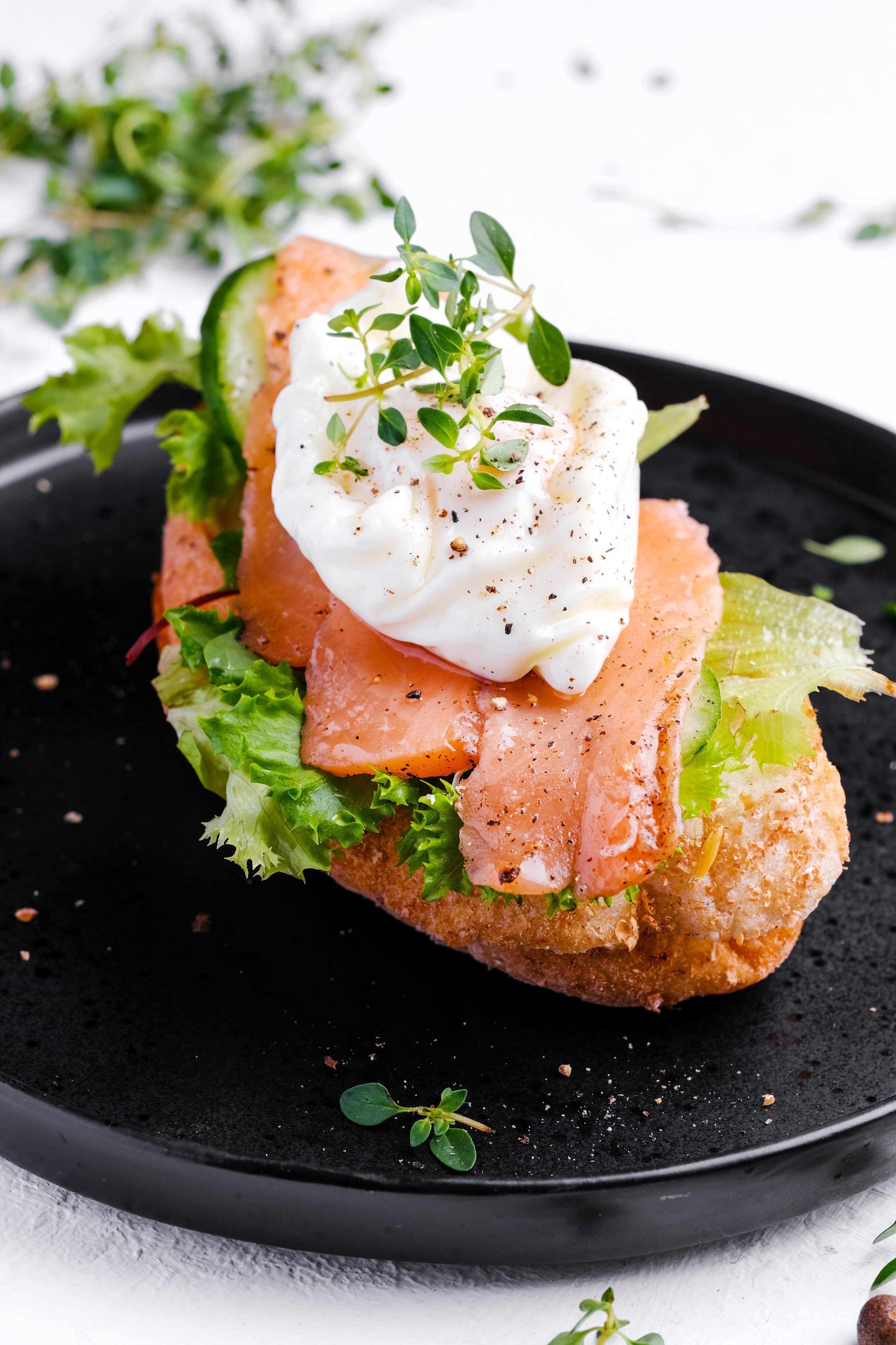 Фотография бутерброда я форелью и яйцом