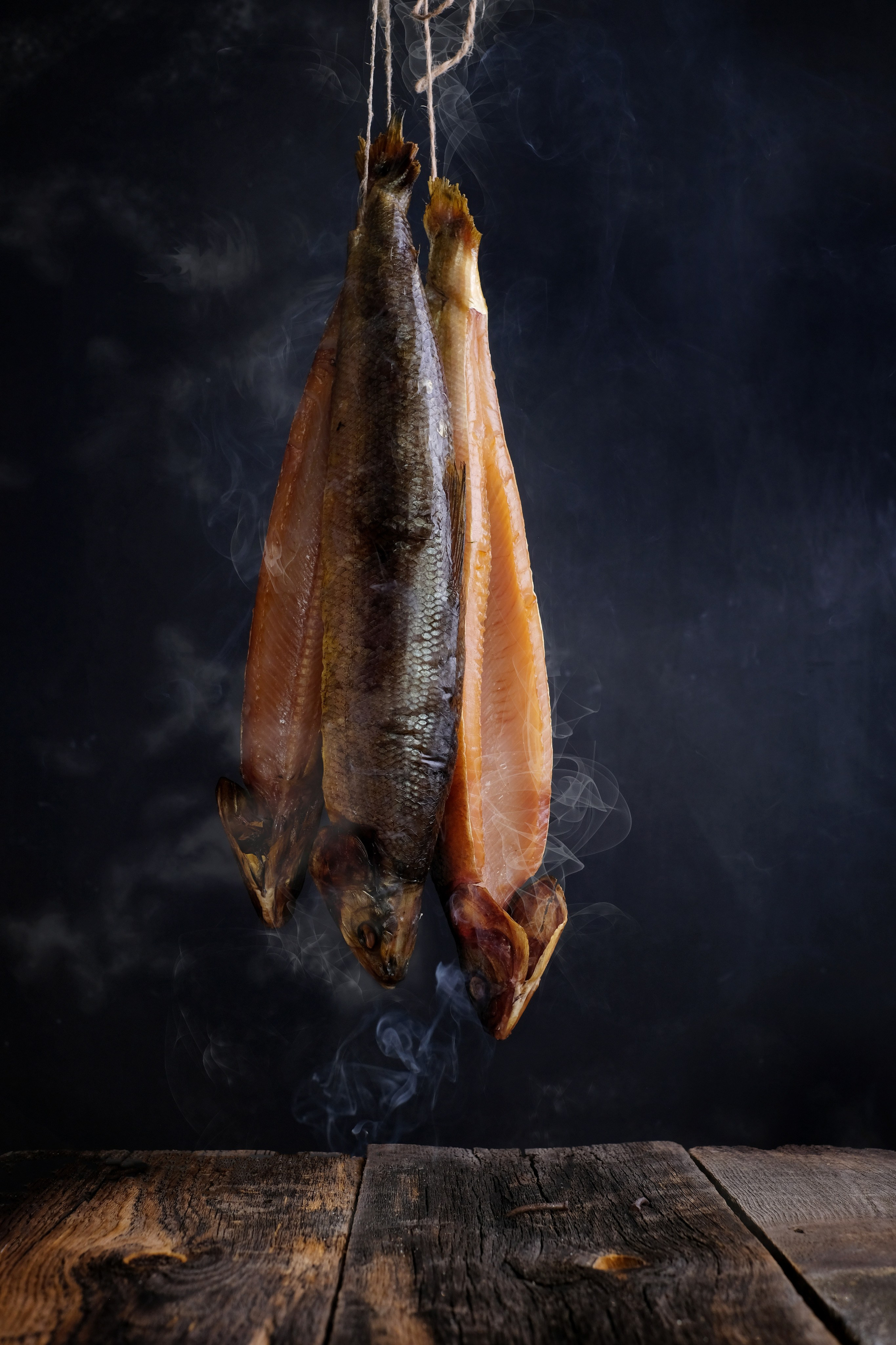 Фотография копченой рыбы с дымком