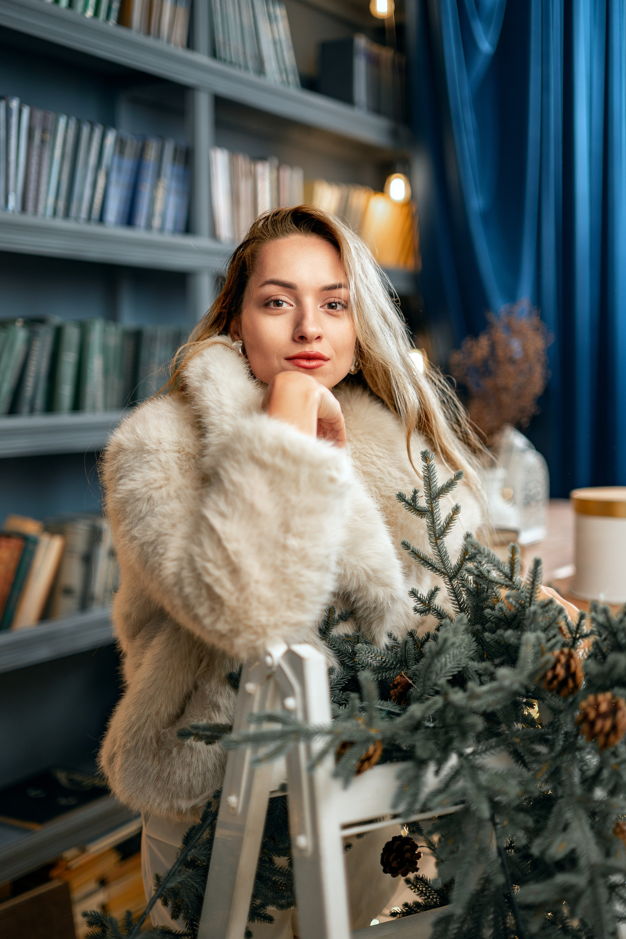 Фотосессия в студии во Владимире, женщина позирует на фоне книжных полок. Фотограф Смирнов Олег.