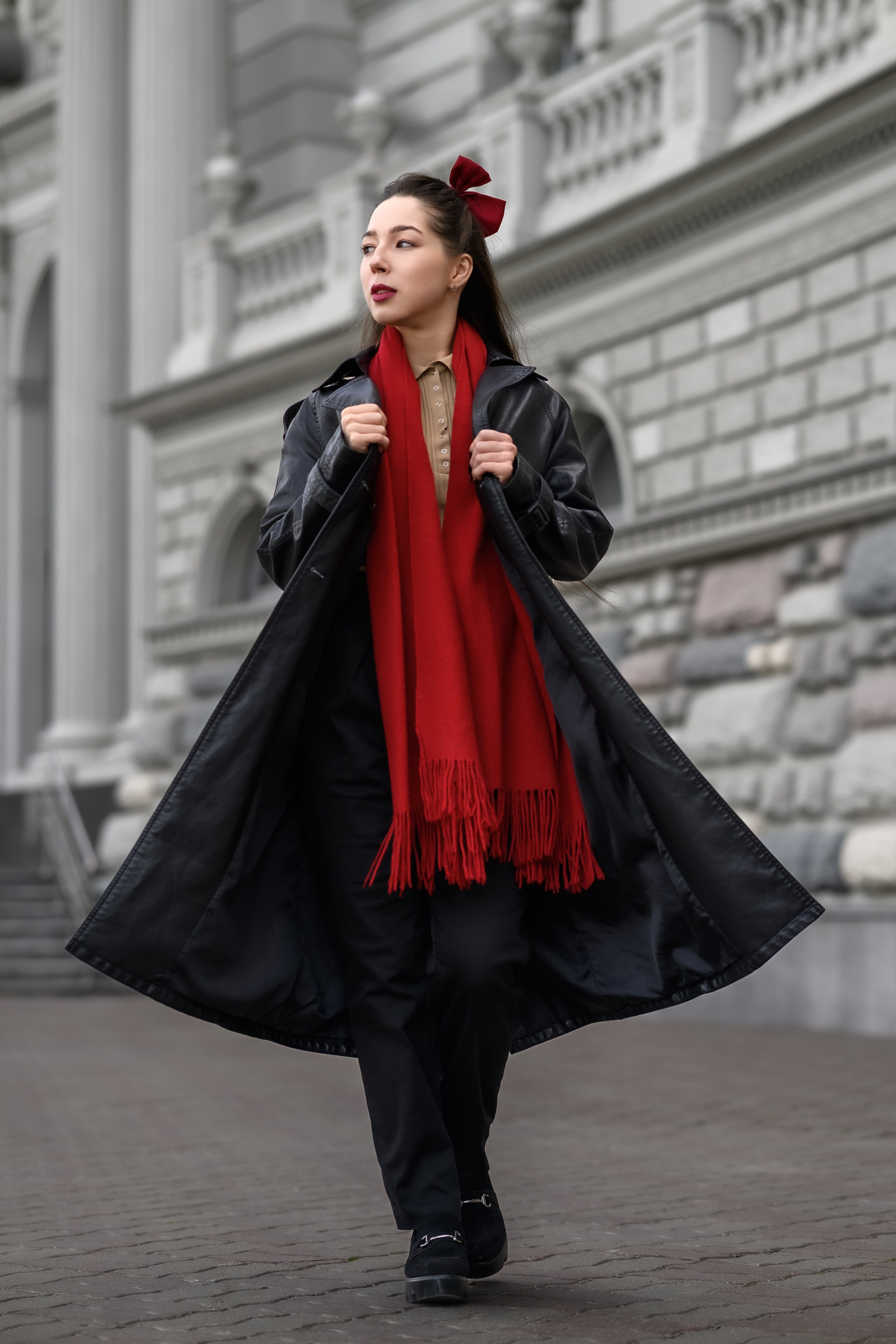 Уличная фотосессия для девушки в центре Казани — стильные городские портреты