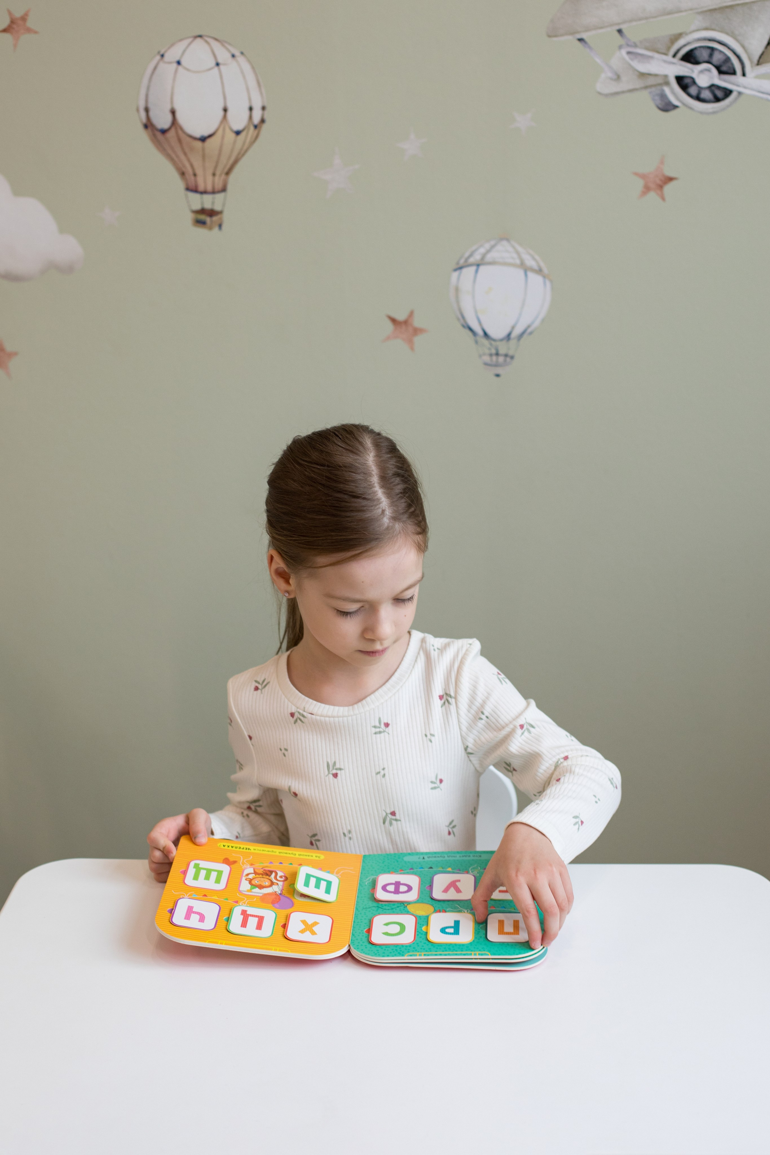 Контент с домашним интерьером для издательства «Счастье внутри»