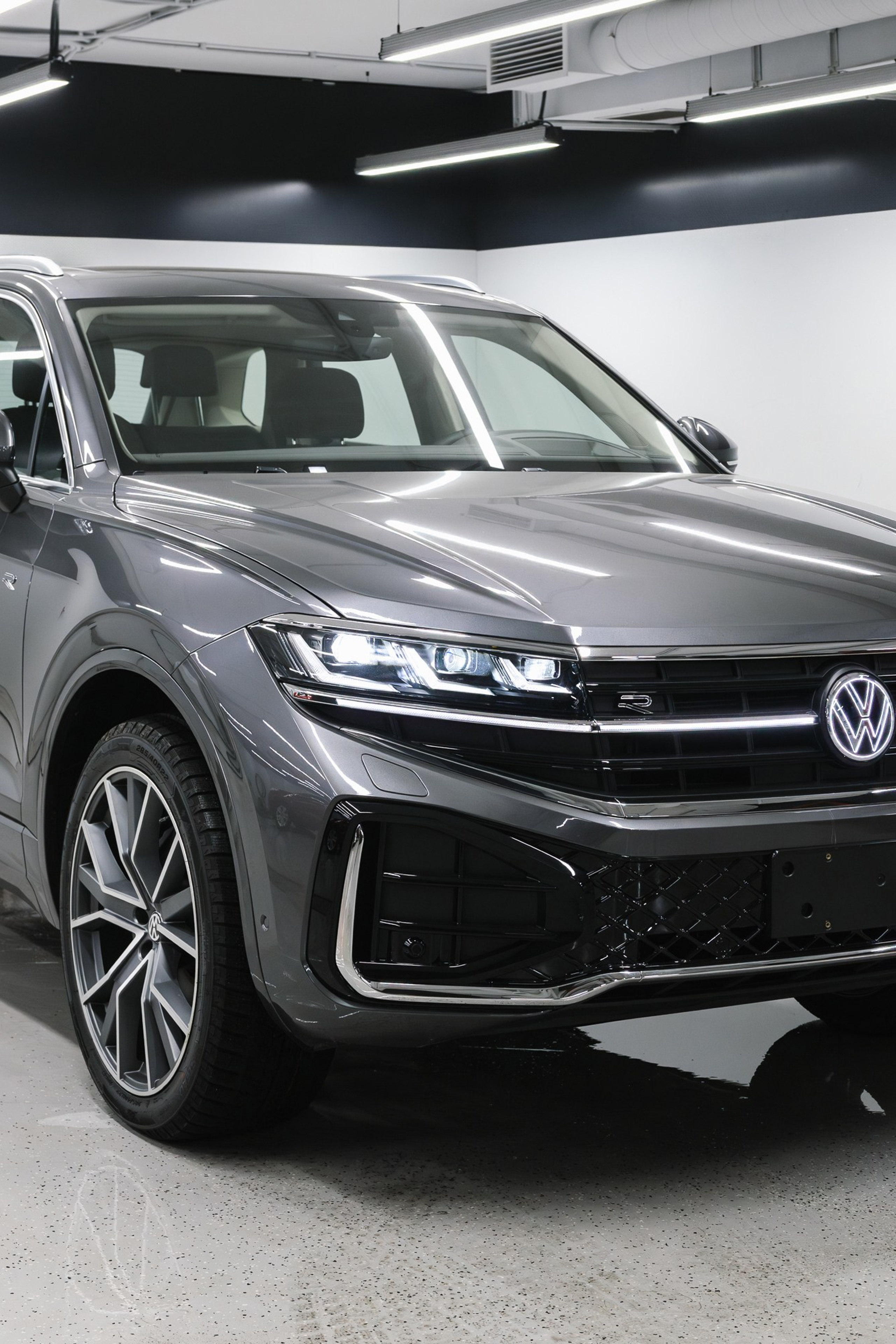 Volkswagen Touareg R-Line 2.0 TSI AT (265 л. с.)