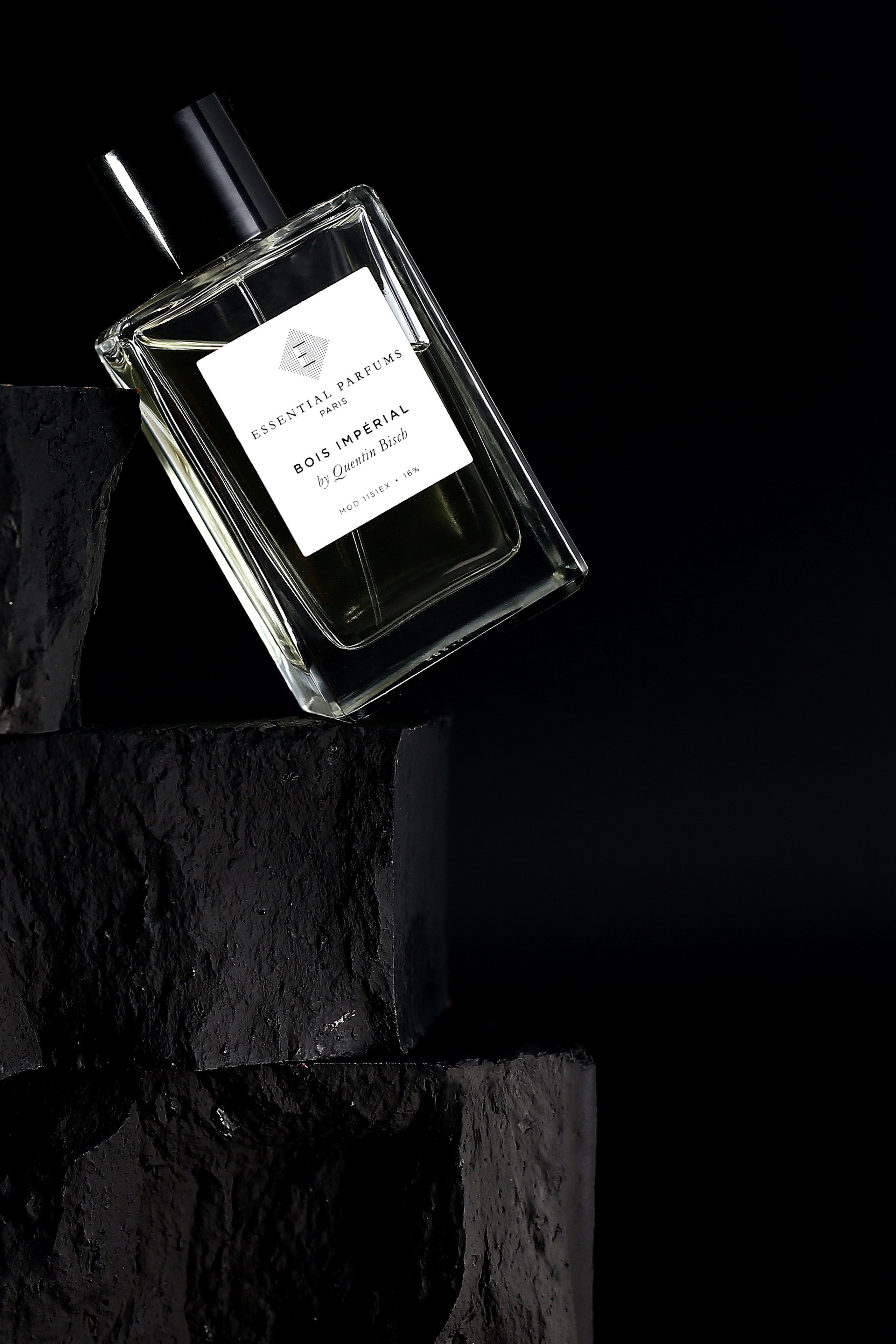 Парфюм в темных тонах