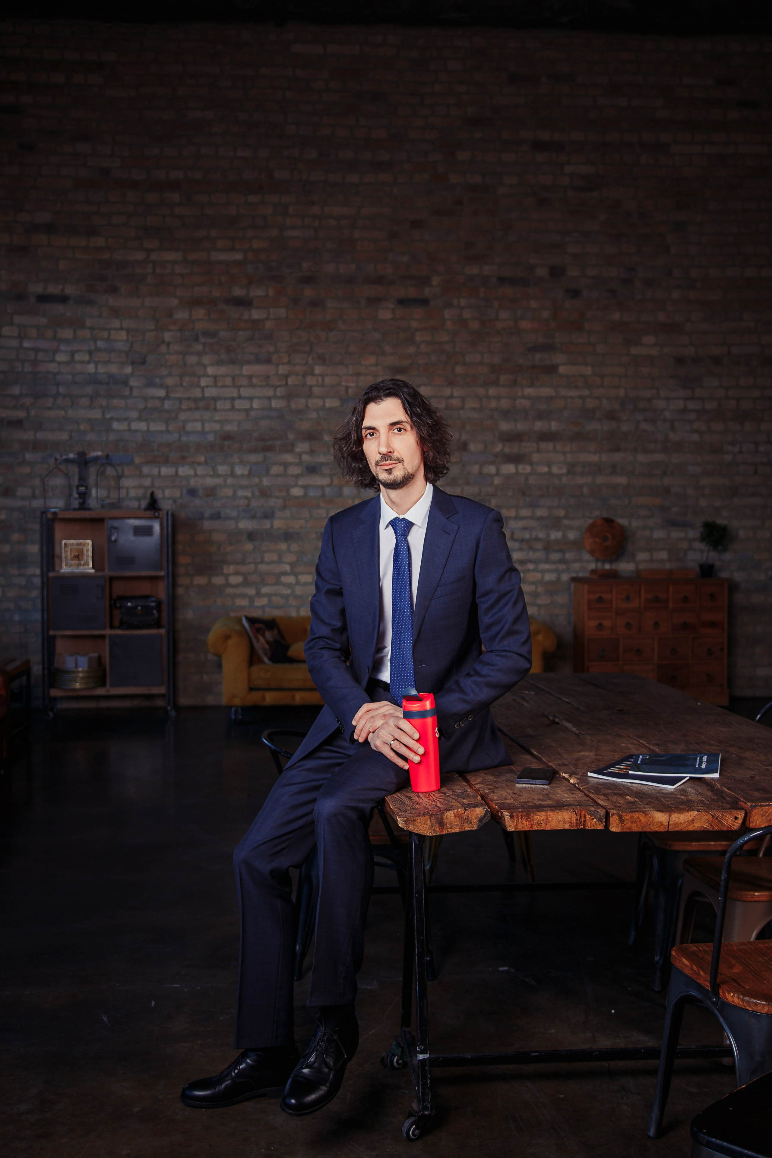 Брендовая фотосессия для эксперта — личный визуальный стиль, Как проходит бренд-съёмка — фотограф работает с клиентом в кадре, подбор локации, образа и реквизита для съёмки, Фотограф Rina Sphoto — бренд-съёмка в Москве для экспертов и специалистов