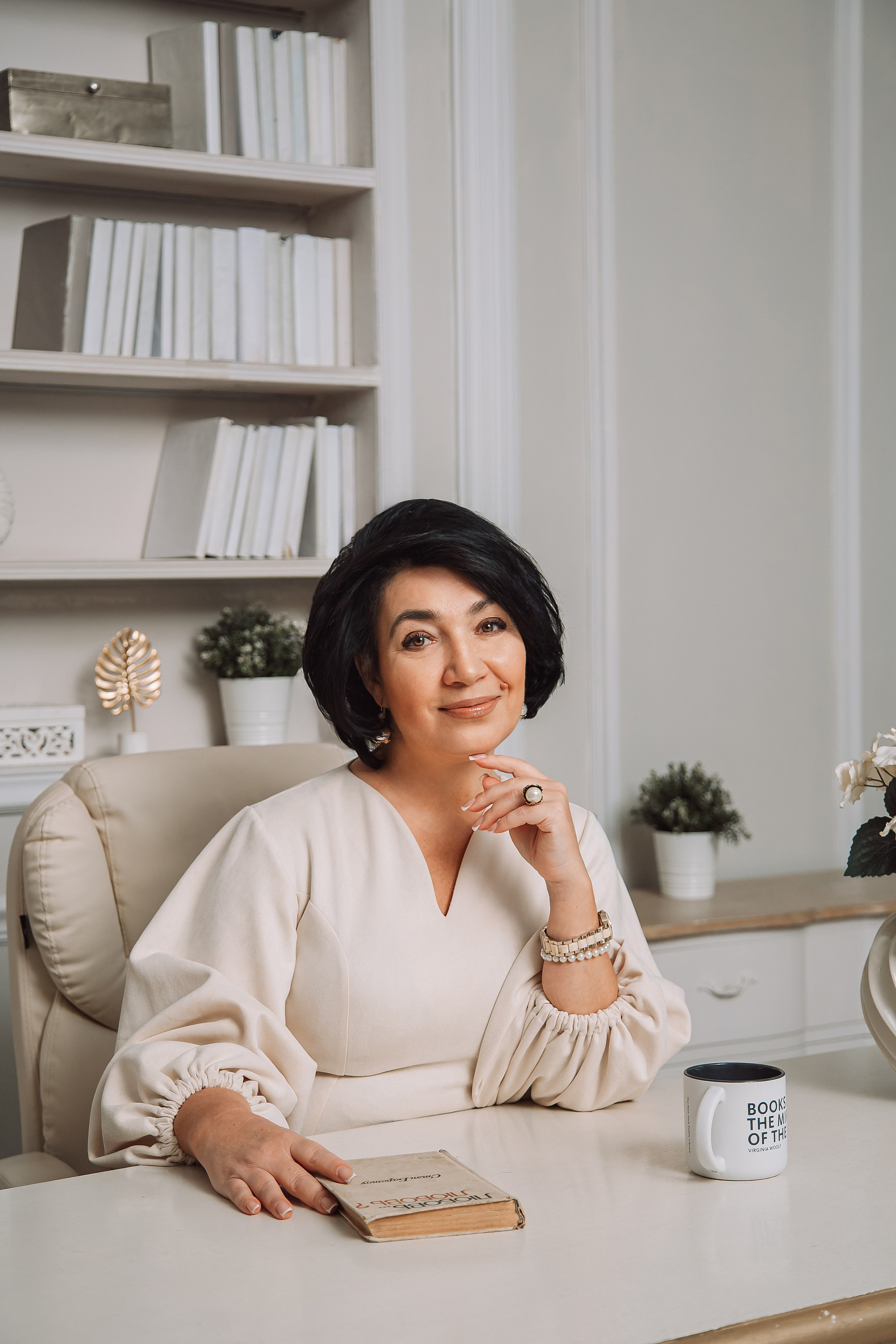 Женский портрет для личного бренда в студии Москвы, Визуальный контент для продвижения личного бренда — примеры работ Rina Sphoto, Брендовая фотосессия для эксперта — личный визуальный стиль, Как проходит бренд-съёмка — фотограф работает с клиентом в кадре, подбор локации, образа и реквизита для съёмки, Фотограф Rina Sphoto — бренд-съёмка в Москве для экспертов и специалистов